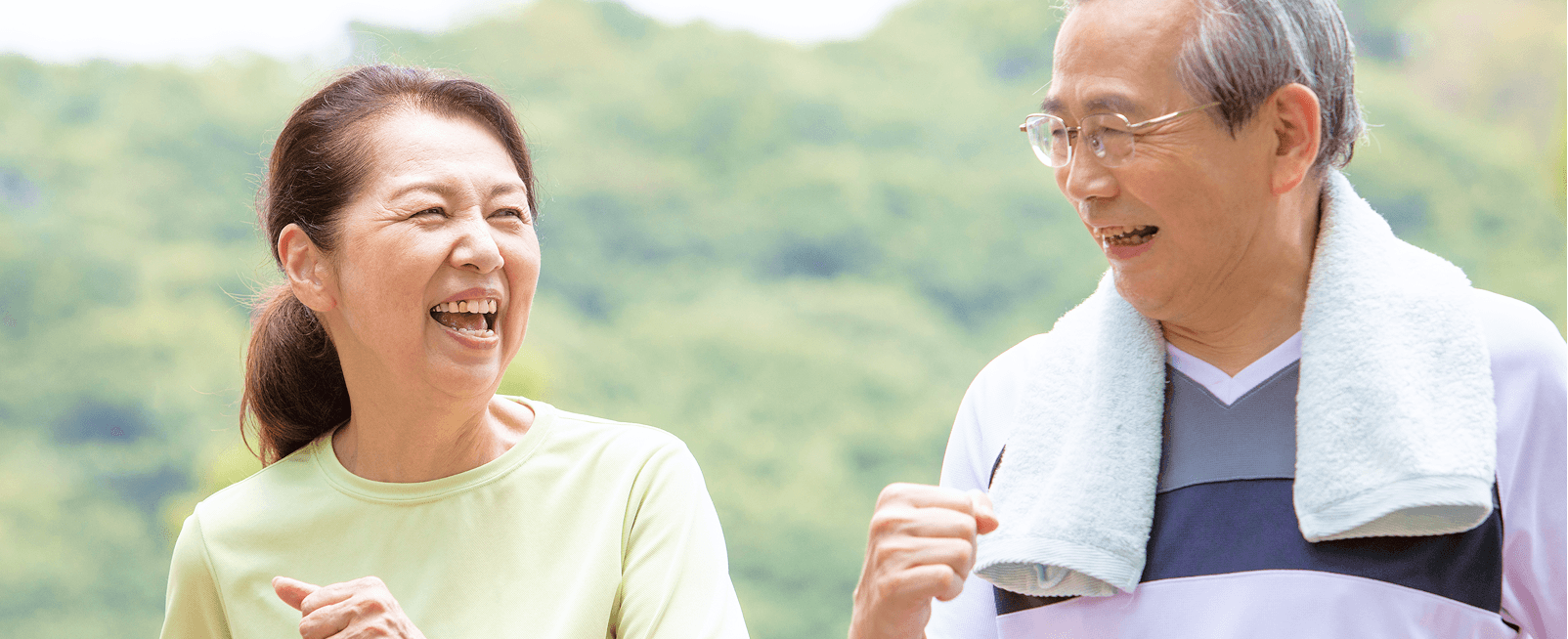 年配の男女の写真