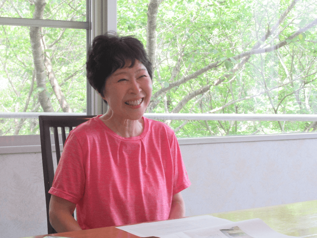 赤い服を着た女性の写真