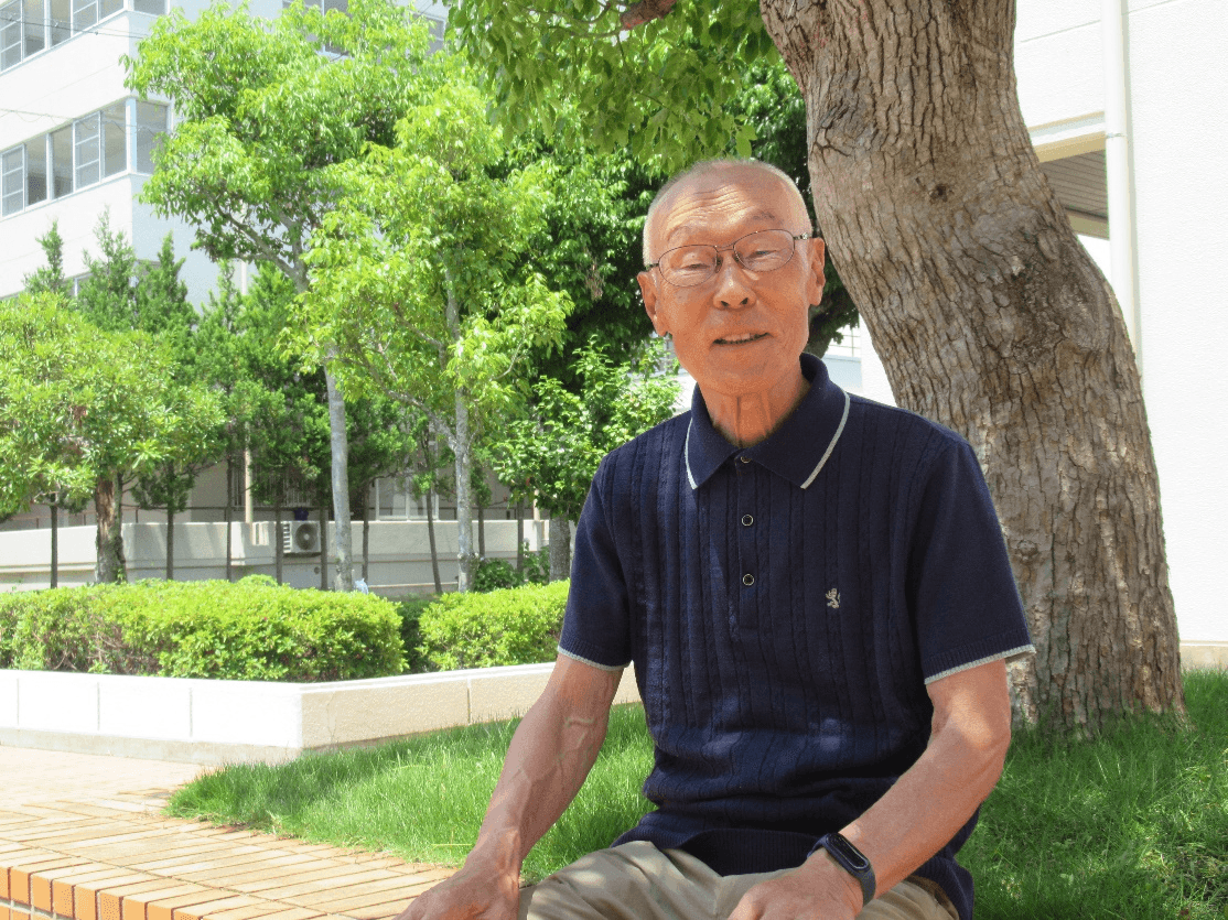 黒い服を着た男性の写真