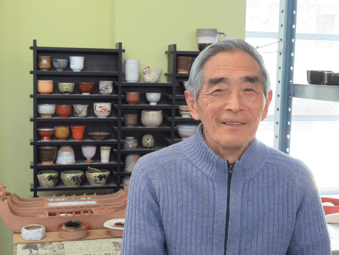 青い服を着た男性の写真